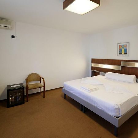 Hotel Vila Rosa Kluž Exteriér fotografie
